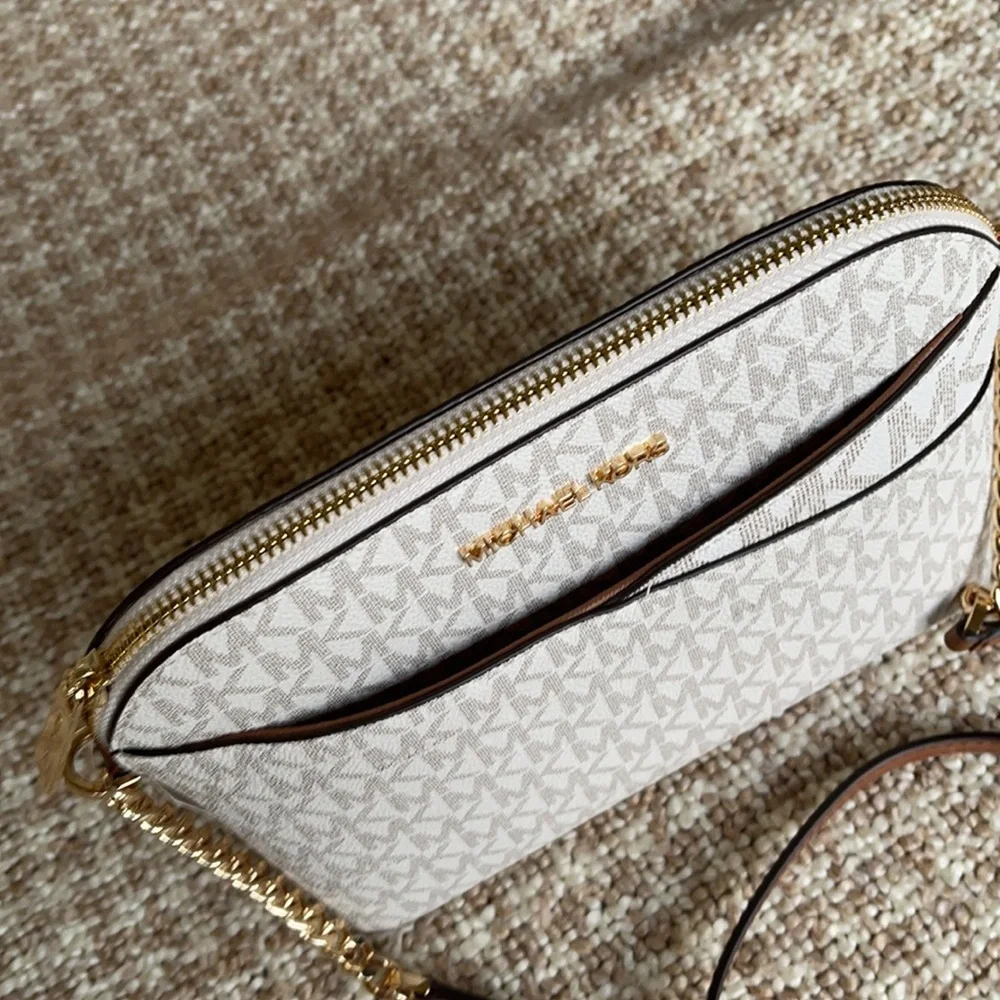 Michael Kors Jet Set Travel Medium Dome Crossbody